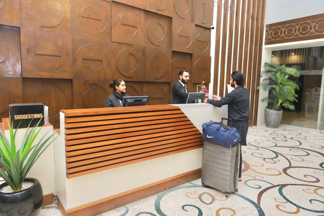 Circle Club Faisalabad Hotel Bagian luar foto
