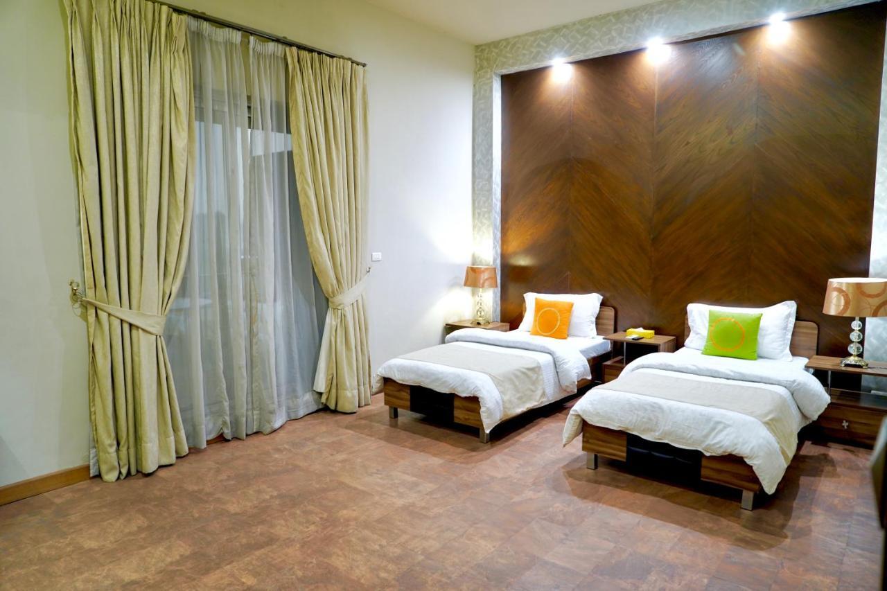 Circle Club Faisalabad Hotel Bagian luar foto