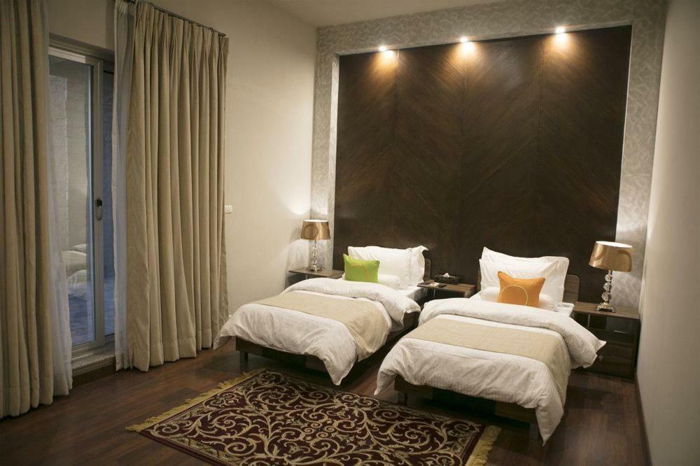 Circle Club Faisalabad Hotel Bagian luar foto