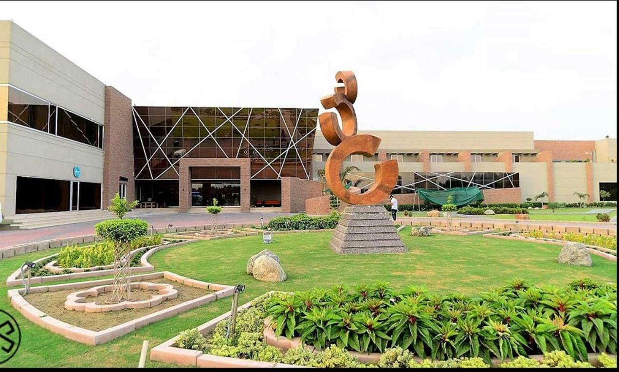 Circle Club Faisalabad Hotel Bagian luar foto