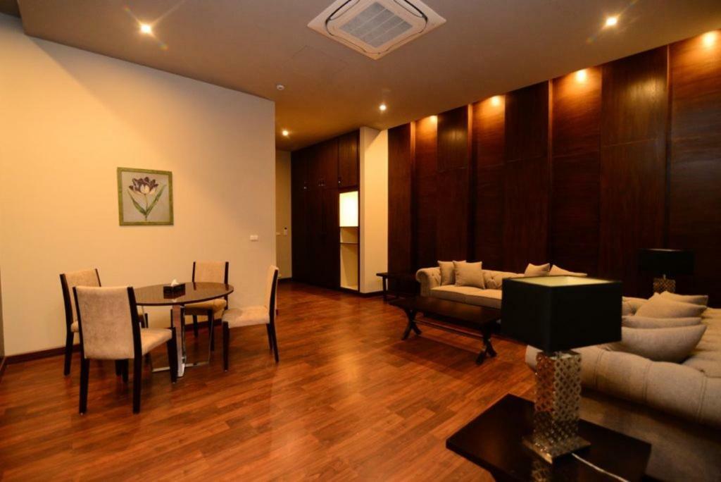 Circle Club Faisalabad Hotel Bagian luar foto