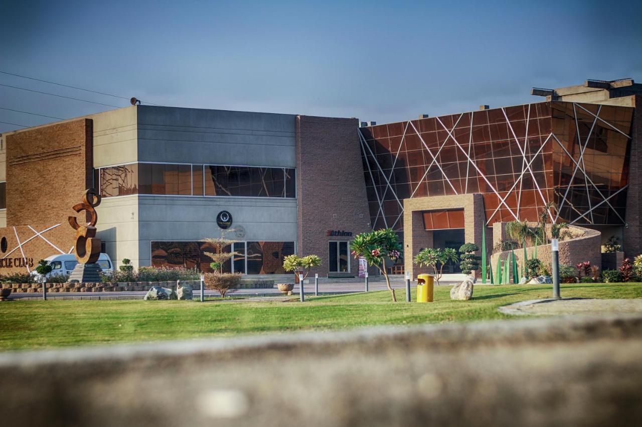 Circle Club Faisalabad Hotel Bagian luar foto