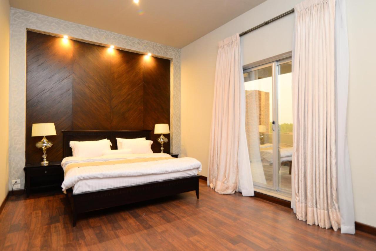 Circle Club Faisalabad Hotel Bagian luar foto