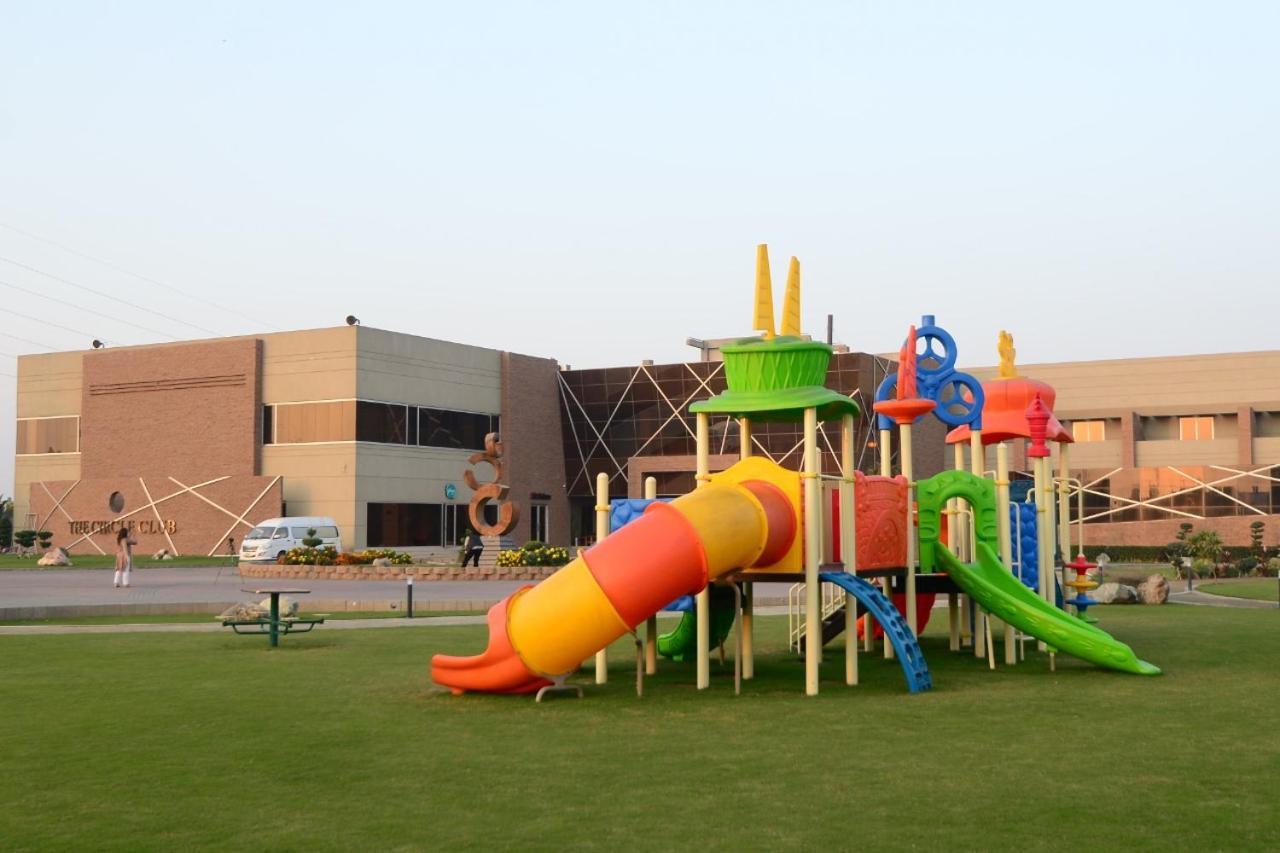 Circle Club Faisalabad Hotel Bagian luar foto